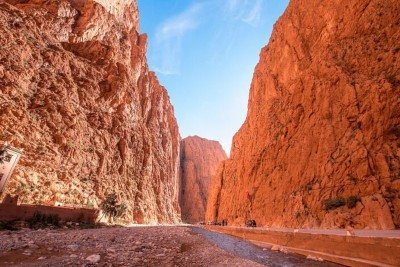 Localizada em Tinghir, a Garganta de Todra é um dos cenários naturais mais impressionantes do Marrocos. Os desfiladeiros que passam de 300 metros de altura criam uma paisagem dramática marcada por rochas imponentes e oásis escondidos.
 -  (crédito: reprodução/ tripadviser)