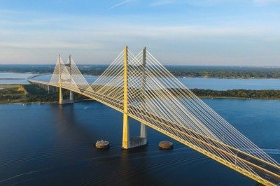 Pontes suspensas impressionam pela combinação de engenharia, estética e ousadia estrutural. Presentes em diferentes partes do mundo, elas atravessam rios, vales e baías, muitas vezes tornando-se marcos importantes das cidades onde estão.
 -  (crédito: Lance Asper Unsplash)