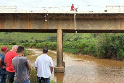 Corpo de Bombeiros busca por vítima de acidente que caiu em rio em Muriaé, na Zona da Mata -  (crédito: Paulo Victor Costa/Portal Muriaé)
