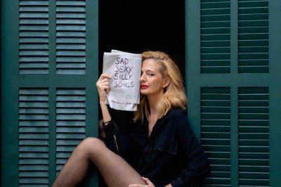 Com visual extravagante, Letícia Novaes, ou simplesmente Letrux, começou a compor aos seis anos

 -  (crédito: Bruna Latini/Divulgação)