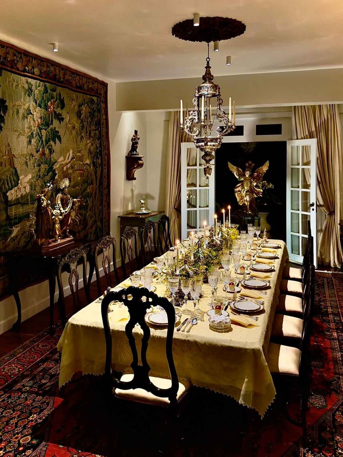 Aparelho em porcelana alem&atilde; Rosenthal, modelo Pompadour, branco e ouro 24 quilates, coroas e talheres de prata de lei portuguesa do s&eacute;culo 19 e descansos de talheres em cristal Baccarat foram as pe&ccedil;as usadas por Paulo Junqueira em sua mesa montada na casa da fam&iacute;lia, em Oliveira 