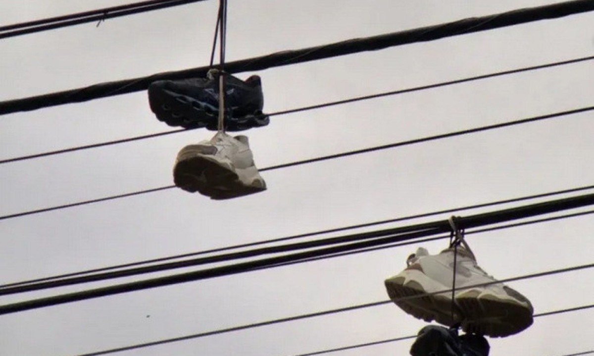 T&ecirc;nis pendurados em fios de eletricidade na rua fotografados pelo rapper Materia Prima