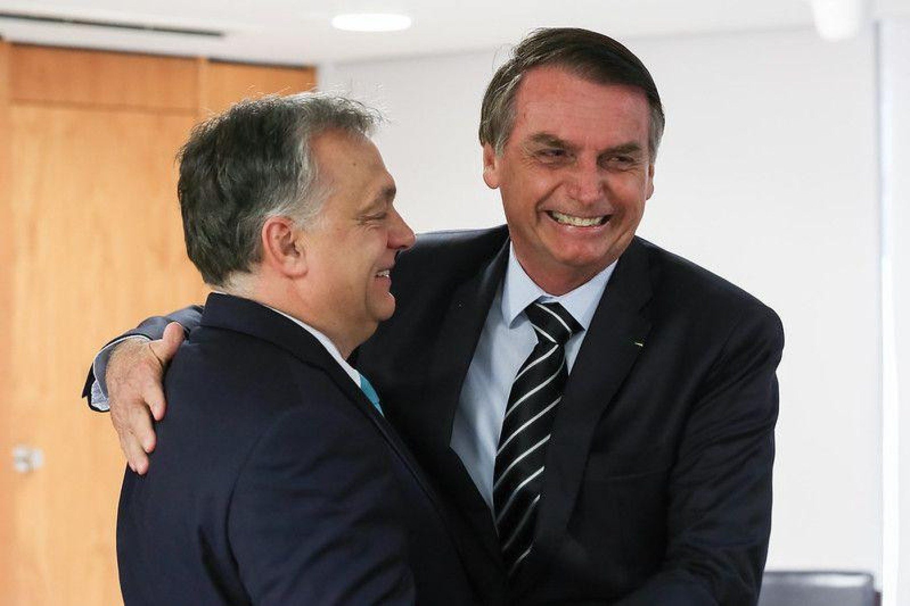 Orbán cumprimenta Bolsonaro durante posse do ex-presidente em Brasília em 2019 -  (crédito: Marcos Corrêa/PR)