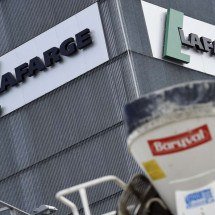 Empresa francesa de cimento Lafarge é declarada culpada de financiar o terrorismo na Síria - FRANCK FIFE / AFP