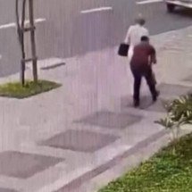 Vídeo: idosa é derrubada por adolescente durante assalto na Savassi, em BH - Reprodução