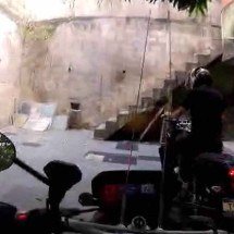 Vídeo: motociclista sem CNH tenta fugir, morde policial e é preso em MG - Divulgação/PMMG