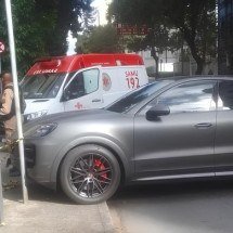 Porsche avança cruzamento, atinge moto e fere 2 em BH - Reprodução/ Redes sociais