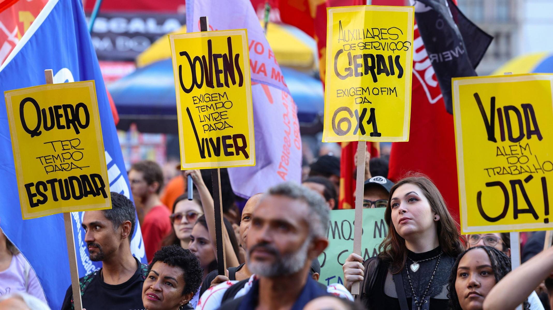 Reduzir jornada de trabalho de 44 horas para 40 horas ou 36 horas reduziria as horas trabalhadas em 9% e 18%, elevando o salário-hora em 10% e 22%, respectivamente, calcula economista da FGV -  (crédito: BBC)