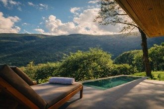 Piscina aquecida de borda infinita e espaÃ§os minimalistas criam uma continuidade perfeita entre interior e exterior da Casa Zenbali -  (crédito: Cristiano Trad/DivulgaÃ§Ã£o)