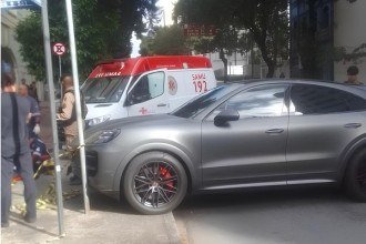 A batida foi registrada por câmeras de segurança próxima do local que mostram o momento em que o carro avança a parada obrigatória e atinge a moto, que era utilizada para transporte por aplicativo -  (crédito: Reprodução/ Redes sociais)