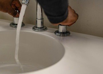 Manter a pia e as torneiras em perfeito funcionamento evita problemas como entupimentos e vazamentos inesperados. -  (crédito: Pexels/ PNW Production)