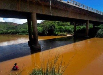 Bombeiros realizam buscas por vítima de acidente na BR-116
 -  (crédito: Divulgação/CBMMG)