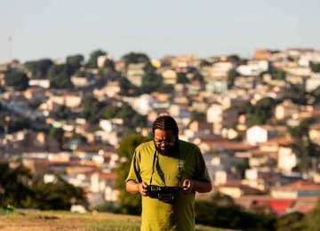 Cineasta e escritor, André Novais Oliveira diz que a Zona Leste de Belo Horizonte, onde mora há 16 anos, é um celeiro de histórias -  (crédito: Janine Moraes/divulgação)