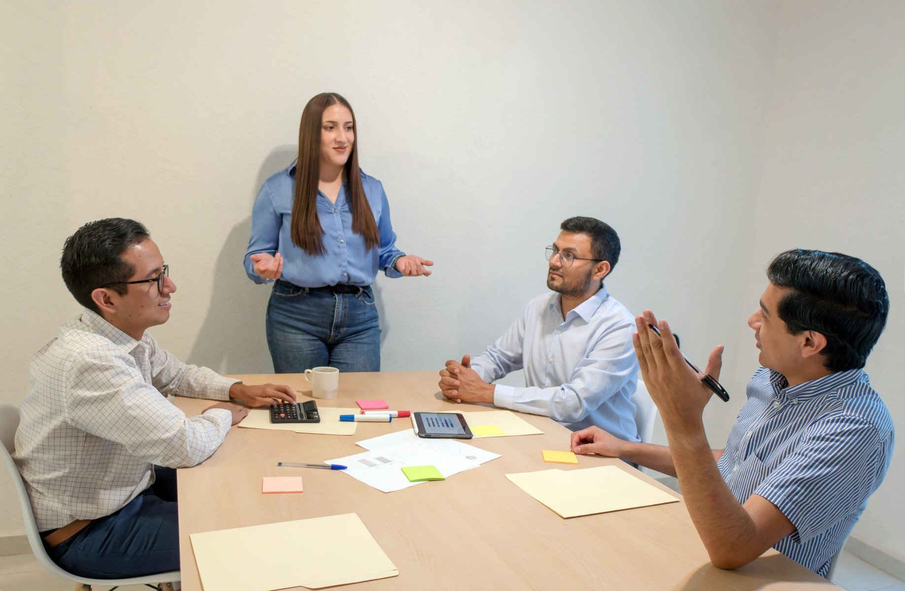 Escassez de talentos mantém pressão no mercado de trabalho - DINO