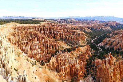Bryce Canyon é um espetáculo único da natureza, situado no coração do planalto de Utah. Suas formações rochosas, chamadas hoodoos, parecem torres petrificadas que guardam segredos de milhões de anos. Ao caminhar por seus anfiteatros, o visitante sente que entrou em um mundo que não pertence à Terra.
 -  (crédito:  King of Hearts/Wikimédia Commons)