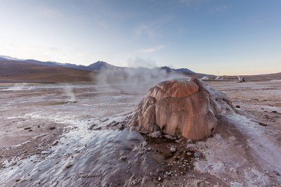 Gêiseres são fontes termais raras que lançam colunas de água quente e vapor em intervalos periódicos. Seu nome vem do Grande Geysir, na Islândia, e significa “fonte jorrante”. Esse espetáculo natural ocorre em regiões de intensa atividade vulcânica, onde o calor subterrâneo aquece águas infiltradas até transformá-las em vapor sob pressão. -  (crédito: Diego Delso - Wikimédia Commons)