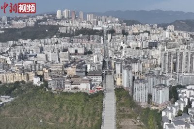 Grandes centros urbanos ao redor do mundo vêm investindo cada vez mais em soluções criativas para melhorar a mobilidade e acompanhar o crescimento acelerado de suas populações. Em áreas densamente ocupadas e com relevo desafiador, projetos inovadores de transporte tornam-se essenciais para facilitar o deslocamento diário. Pensando nisso, a megacidade de Chongqing, na China, já reconhecida por projetos urbanos inovadores, voltou a chamar atenção internacional com a inauguração de uma estrutura im -  (crédito: Reproduc?a?o)