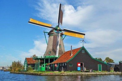 Os moinhos são elementos tradicionais da paisagem da Holanda, país que abriga mais de 950 dessas construções. Embora tenham sido criados para moer grãos, também passaram a servir para bombear água e ajudar no controle de áreas inundadas. A cidade de Zaandam, a 22 km de distância da capital Amsterdam, abriga no bairro de Zaanse Schans um dos principais pontos turísticos do país. São seis moinhos, casas verdes e marrons, um museu que narra a história da região, além de lojas produtoras de itens tí -  (crédito: Imagem de Aline Dassel por Pixabay)