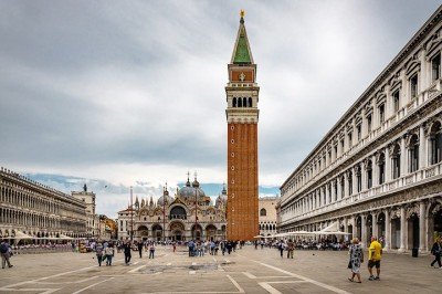A Praça de São Marcos é o coração de Veneza e um dos espaços públicos mais famosos do mundo. Sua origem remonta ao século IX, quando se firmou como centro político e religioso da antiga república. Ao longo dos séculos, foi palco de cerimônias, encontros e celebrações que refletiam o poder da cidade. Abriga monumentos icônicos como a Basílica de São Marcos, o Campanário e o Palácio Ducal.
Cercada por cafés históricos, mantém forte vida cultural e ligação simbólica com o mar, apesar das inundações -  (crédito: Imagem de Ida por Pixabay)