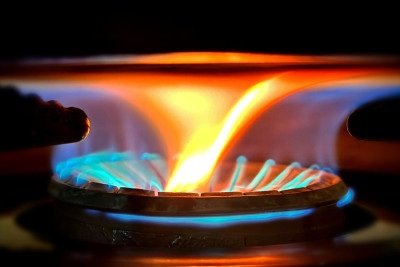 A chama do fog&atilde;o a g&aacute;s simboliza o consumo e as op&ccedil;&otilde;es de fornecimento, g&aacute;s encanado ou botij&atilde;o, discutidas na mat&eacute;ria. -  (crédito: Pexels)
