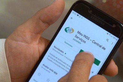 O aplicativo Meu INSS &eacute; uma ferramenta &uacute;til para benefici&aacute;rios, incluindo para a comprova&ccedil;&atilde;o de vida autom&aacute;tica. -  (crédito: Ag&ecirc;ncia Brasil)