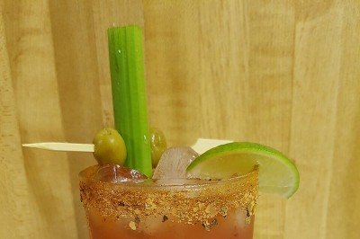 O clamato é uma mistura singular de suco de tomate com extrato de mariscos, que conquistou espaço em diferentes culturas. Popular no México e no Canadá, tornou-se base para drinks famosos como a michelada. Seu sabor salgado e peculiar reflete a fusão entre ingredientes da terra e do mar, criando uma identidade própria. Visto como um elemento cultural que conecta tradições gastronômicas e momentos de socialização, o clamato ganhou fama ao longo do tempo como bebida energética e ingrediente versát -  (crédito: A Minty Penguin -  wikimedia commons)