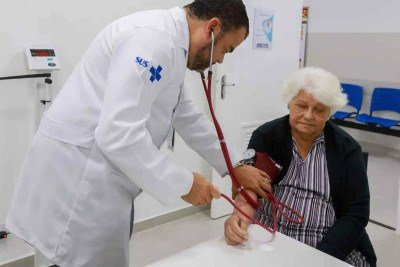 O VSR é o principal causador da bronquiolite, uma inflamação nos pulmões, que acomete, geralmente, de forma grave idosos e bebês  -  (crédito: Prefeitura de SP/Divulgação)