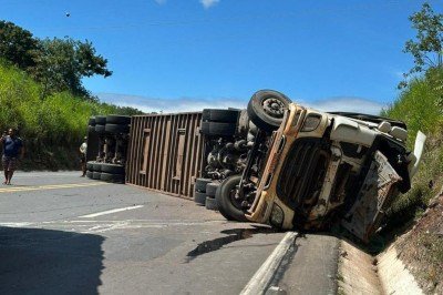 Carreta do transporte de bois tombou na descida da Serra de Jequita&iacute;, na BR 365 -  (crédito: Redes Sociais/Divulga&ccedil;&atilde;o)