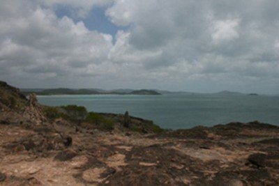Na geografia costeira, um cabo é uma porção de terra que se projeta sobre o mar. Essa formação costuma surgir quando áreas rochosas mais resistentes permanecem enquanto regiões próximas são desgastadas pela erosão. Muitos cabos marcam pontos estratégicos para a navegação, influenciando rotas marítimas e servindo como referências naturais. Alguns têm grande importância histórica, pois foram usados por exploradores e comerciantes, enquanto outros se tornaram destinos turísticos devido às suas pais -  (crédito: wikimedia commons/www.cape-york-australia.com)