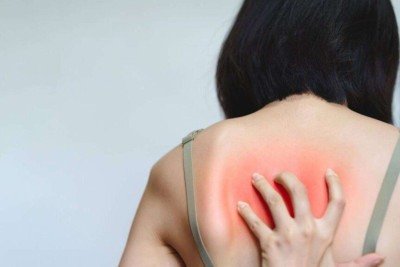Coceira nas costas que não é alergia: entenda a Notalgia Parestésica e sua origem nos nervos da coluna -  (crédito: Portal Giro 10)