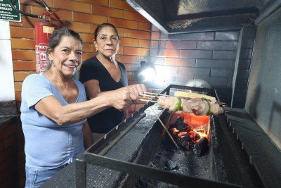 As irm&atilde;s Marta Maria Sousa e Cleonilda Cristina de Souza tocam o Tud&atilde;o h&aacute; cerca de 40 anos
       -  (crédito: Marcos Vieira/EM/D.A.Press)
