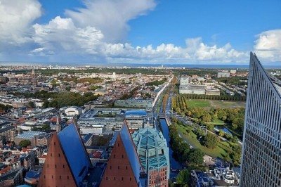 Algumas cidades em diferentes países ficam abaixo do nível do mar devido a características geológicas específicas, como a presença de depressões naturais formadas ao longo de milhões de anos. Essas áreas podem surgir a partir de movimentos tectônicos que provocam o rebaixamento do terreno em relação ao nível médio dos oceanos. Além disso, processos de erosão contínua também podem contribuir para a formação dessas regiões mais baixas. Em certos casos, fatores climáticos e a ação da água ao longo  -  (crédito: Joris van Rooden/Wikimedia Commons)