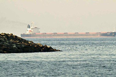 Navio cargueiro é fotografado ao largo da cidade costeira de Fujairah, no Estreito de Ormuz, no emirado do norte, em 25 de fevereiro de 2026 -  (crédito: Foto porGIUSEPPE CACACE / AFP)