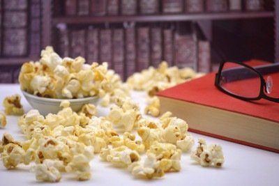 A pipoca figura entre os lanches mais populares do planeta e aparece em cinemas, festas e parques. Sua preparação simples e versatilidade contribuíram para que o alimento se espalhasse por várias culturas. -  (crédito: Imagem de Frauke Riether por Pixabay

)