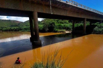 Bombeiros realizam buscas por vítima de acidente na BR-116
 -  (crédito: Divulgação/CBMMG)