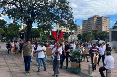 Na sexta-feira da Paix&atilde;o, popula&ccedil;&atilde;o em situa&ccedil;&atilde;o de rua participou de de via-sacra no Centro de BH -  (crédito: Divulga&ccedil;&atilde;o Arquidiocese BH)