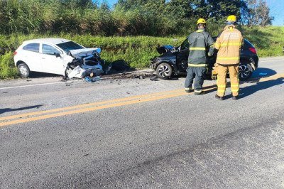 Ve&iacute;culos colidiram de frente na BR-050 -  (crédito: CBMMG/Divulga&ccedil;&atilde;o)