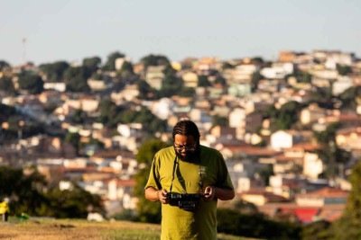Cineasta e escritor, André Novais Oliveira diz que a Zona Leste de Belo Horizonte, onde mora há 16 anos, é um celeiro de histórias -  (crédito: Janine Moraes/divulgação)