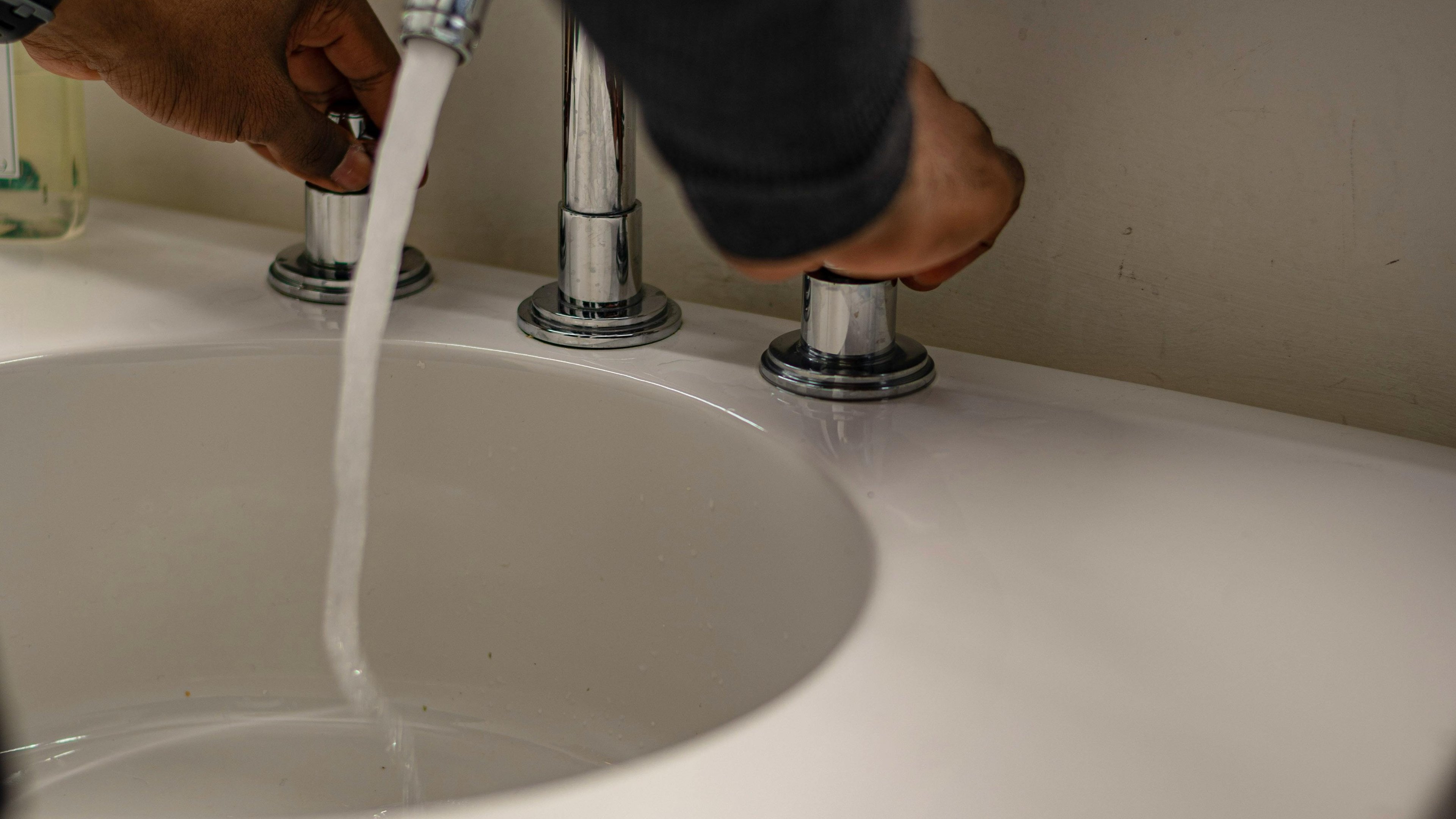 Como desentupir a pia de forma rápida e segura sem usar produtos químicos - Pexels/ PNW Production