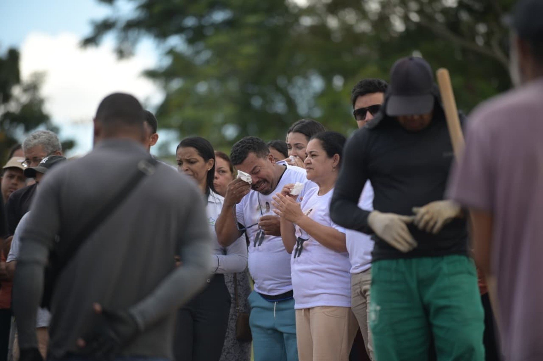 Familiares e amigos se emocionam em vel&oacute;rio do motociclista que morreu em colis&atilde;o na MGC-356