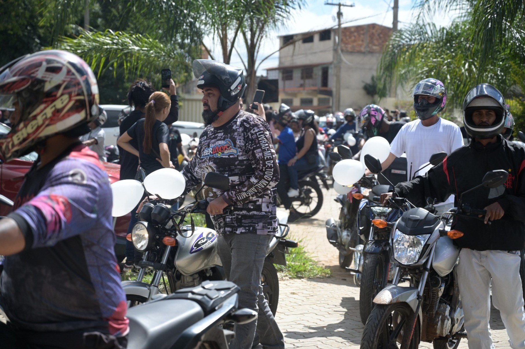Motociclistas reuniram-se no Cemit&eacute;rio Porto Seguro para o &uacute;ltimo adeus a Danilo Pereira Marinho, de 25 anos, que morreu na madrugada desse domingo (12/4), depois de se envolver em um acidente com uma Ford Ranger, no Belvedere, na Regi&atilde;o Centro-Sul de Belo Horizonte
