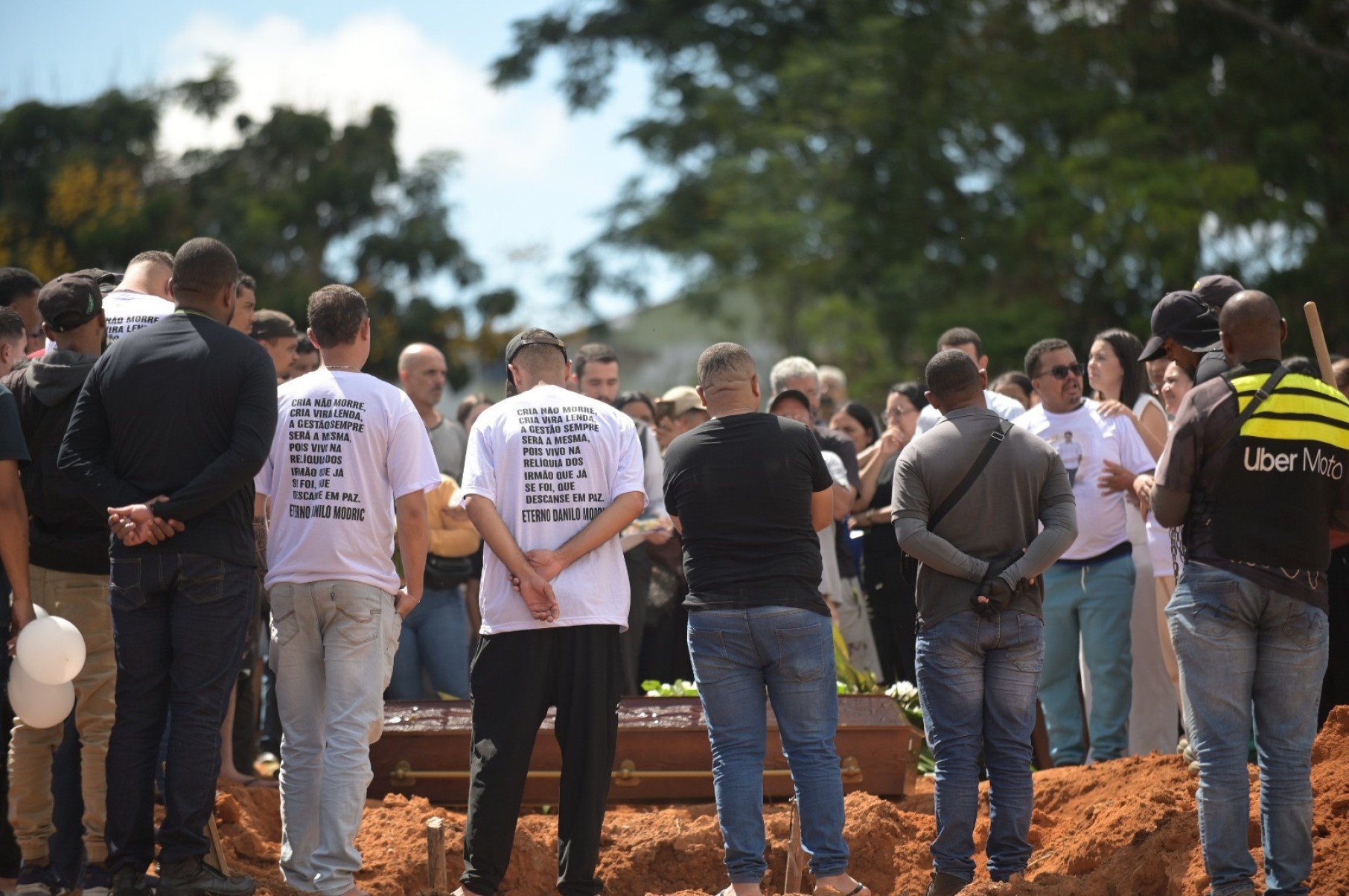 Familiares e amigos se re&uacute;nem para &uacute;ltimo adeus a Danilo Pereira Marinho, de 25 anos, que morreu na madrugada desse domingo (12/4), ap&oacute;s se envolver em um acidente com uma Ford Ranger, no Belvedere, na Regi&atilde;o Centro-Sul de Belo Horizonte