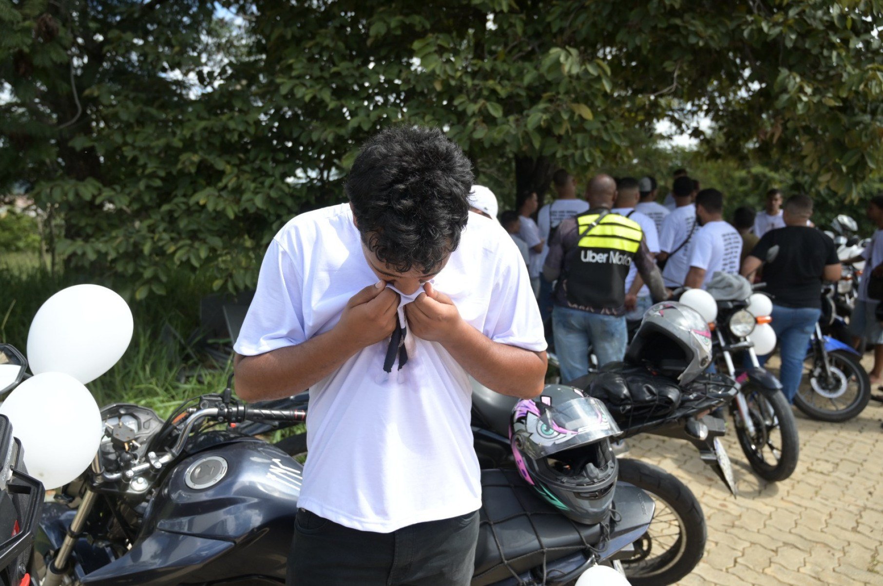 &lsquo;Humilde e prestativo&rsquo;: amigos homenageiam motociclista morto no Belvedere
