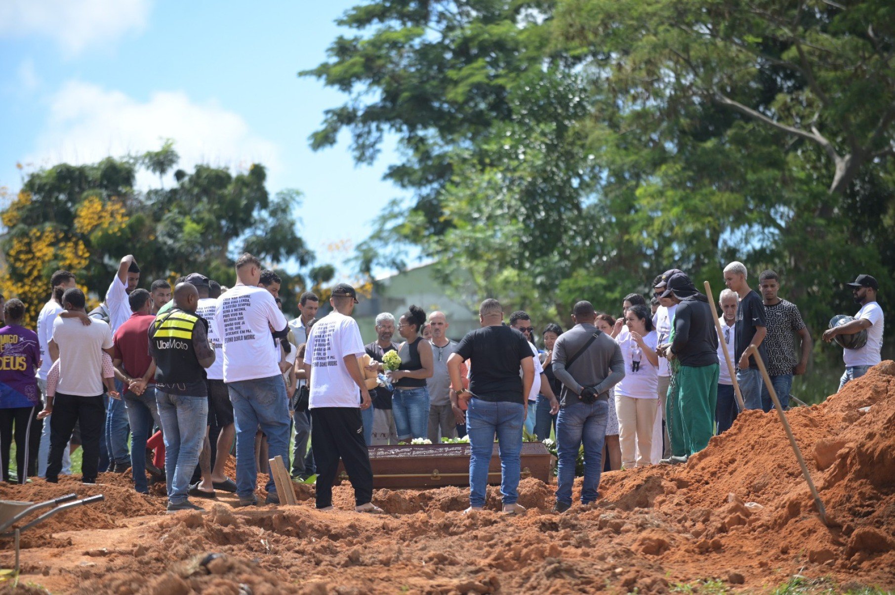 Familiares e amigos despedem-se de Danilo Marinho de 25 anos, no Cemit&eacute;rio Porto Seguro