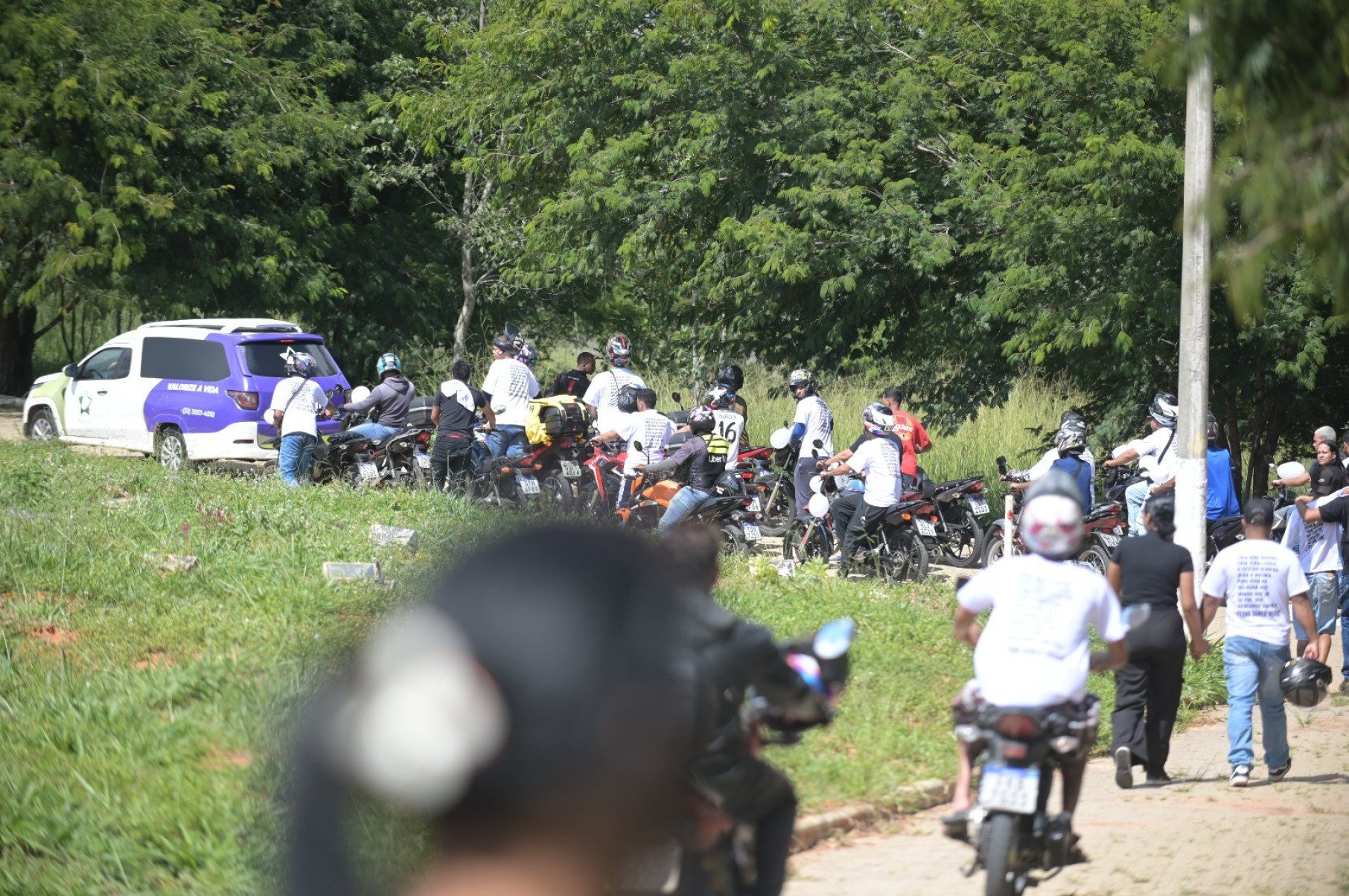 O cortejo dos motociclistas at&eacute; o t&uacute;mulo emocionou familiares e amigos

