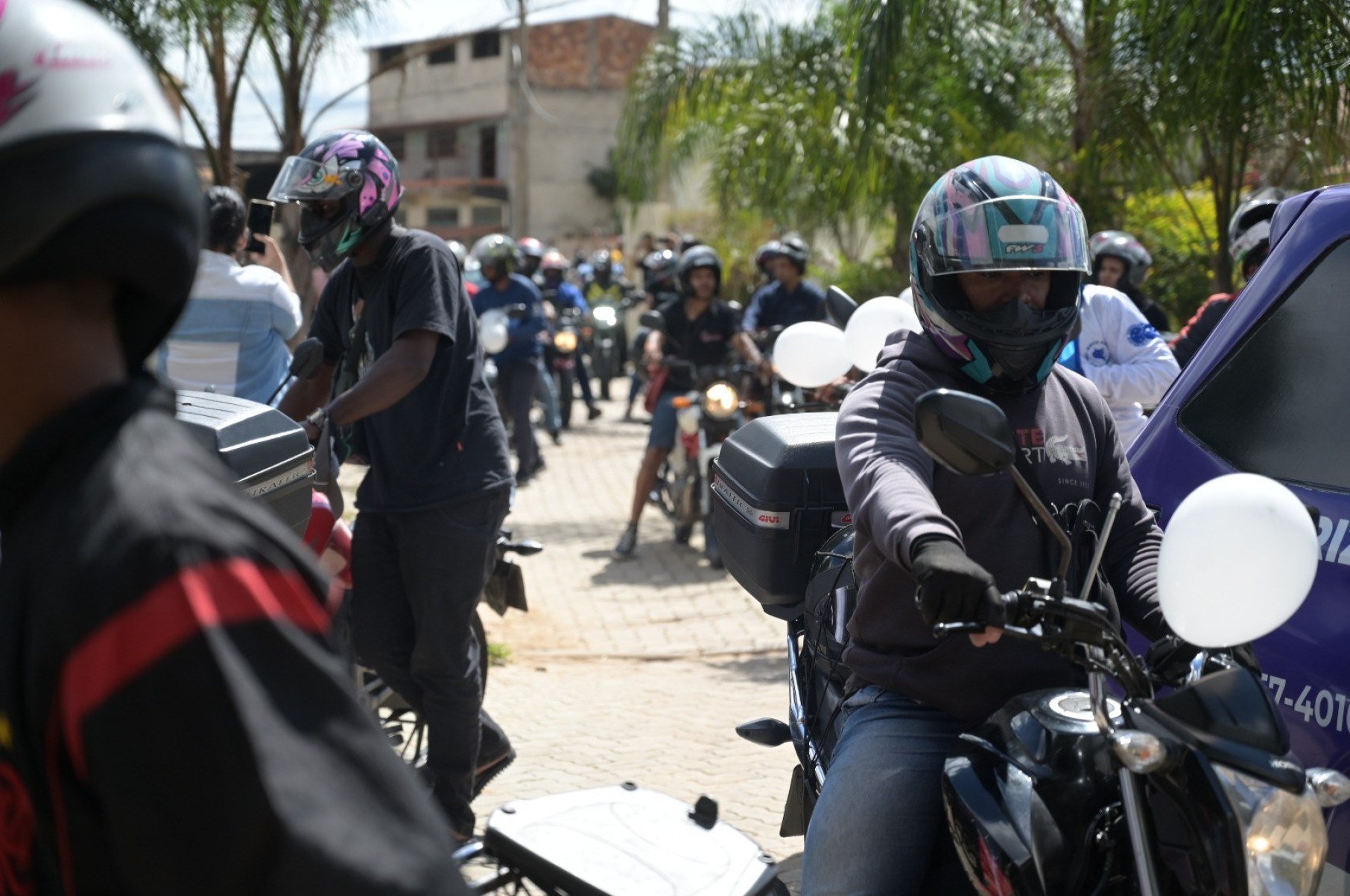 Sob forte como&ccedil;&atilde;o, um comboio de motociclistas chegou ao cemit&eacute;rio e realizou um cortejo at&eacute; o t&uacute;mulo. Em um gesto de despedida, eles aceleraram as motos e buzinaram. 
