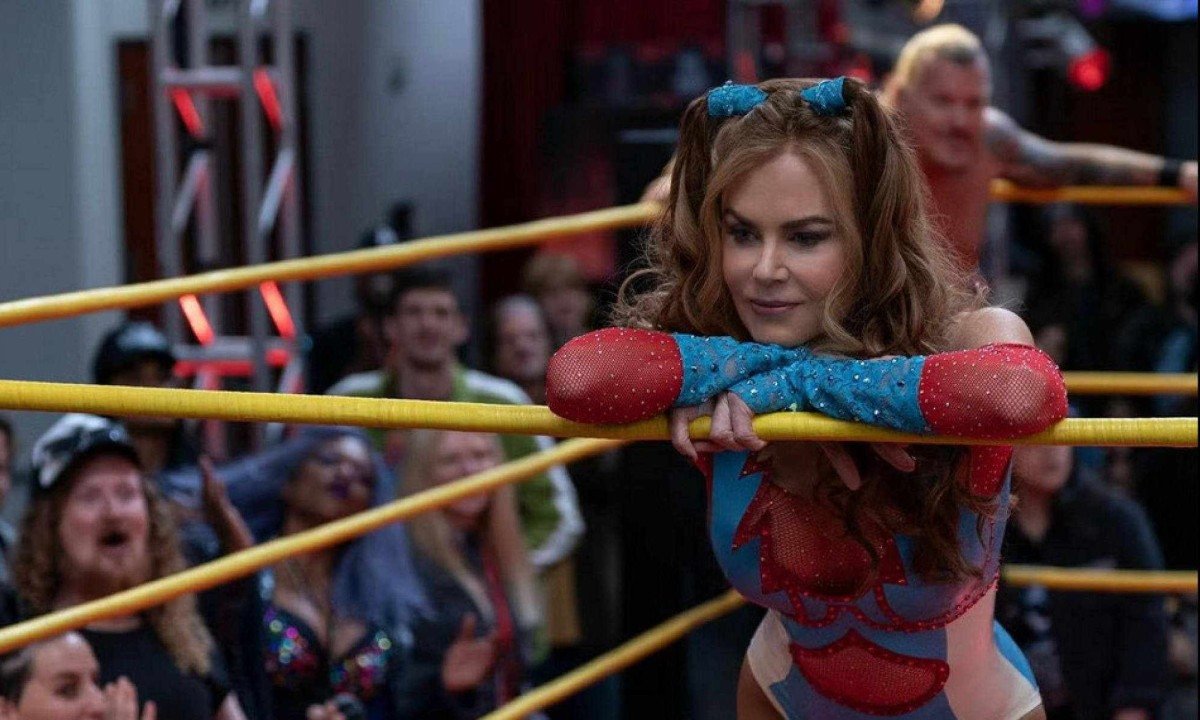 Atriz Nicole Kidman faz papel de lutadora e est&aacute; encostada nas cordas de ringue de luta livre na s&eacute;rie Marg&ocirc; est&aacute; em apuros