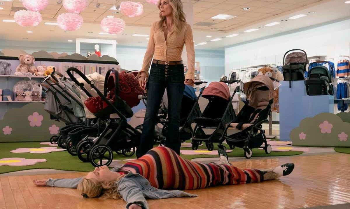 Atriz Michelle Pfeiffer est&aacute; em p&eacute;. No ch&atilde;o, deitada, est&aacute; a atriz Elle Fanning, no papel da gr&aacute;vida Margo