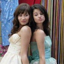 Selena Gomez e Demi Lovato surgem juntas e agitam fãs após anos afastadas - Disney Channel / reprodução