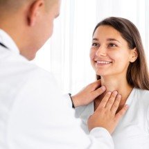 Cirurgia da voz ganha precisão com avanços na medicina - FreePik